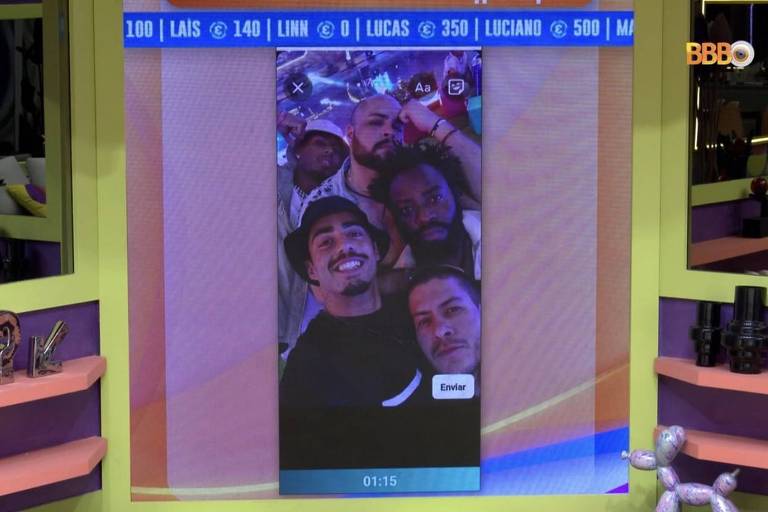Na foto, Pedro Scooby, Tiago Abravanel, Douglas Silva e Arthur Aguiar fazem selfie