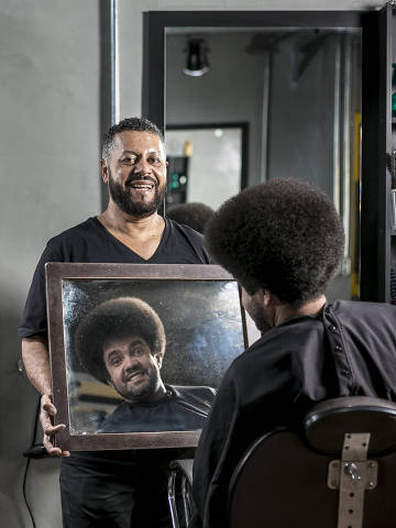 BRASIL - SAO PAULO - 19.09.2019 - GUIA DE PROFISSOES - José Ribeiro, 61 anos, cabeleireiro e dono do salão Jô Black Power, em Santo Amaro. Ele diz que cortar cabelo é 