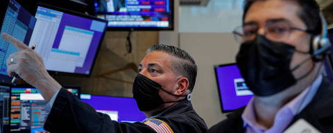 Traders work on the floor of the New York Stock Exchange (NYSE) in New York City, U.S., January 21, 2022.  REUTERS/Brendan McDermid ORG XMIT: PPP - NYK502