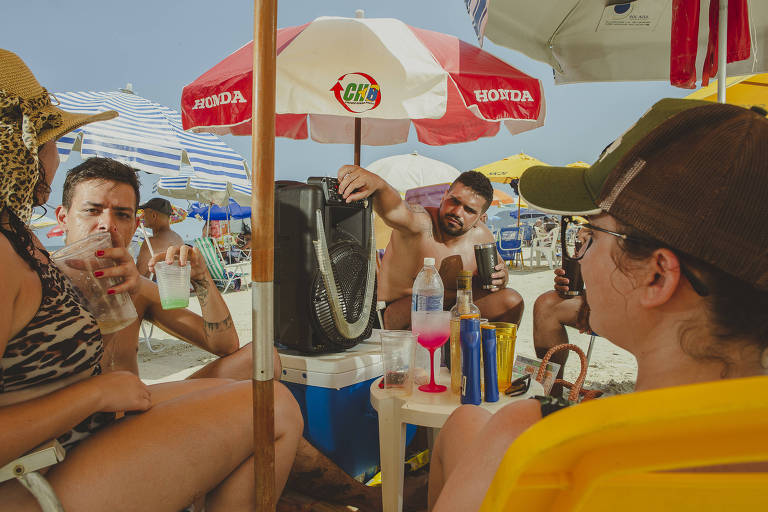Guarujá vai apreender caixas de som ligadas nas praias