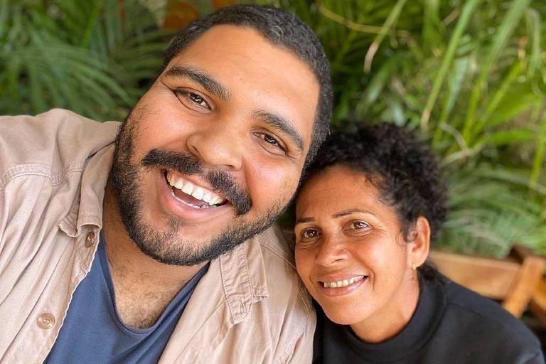 O ator Paulo Vieira com sua mãe, Conceição