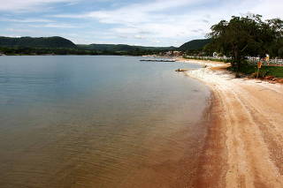 Título: A praia da represa Jaguara, em Rifaina (SP), é frequentada por turistas no verão