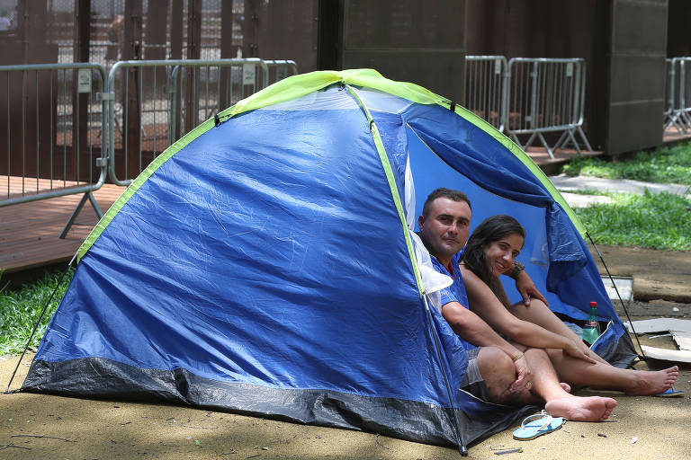 Bruna Feliz, 23, e o companheiro Rodrigo Pereira, 38, sonham em conseguir um emprego para deixar as ruas
