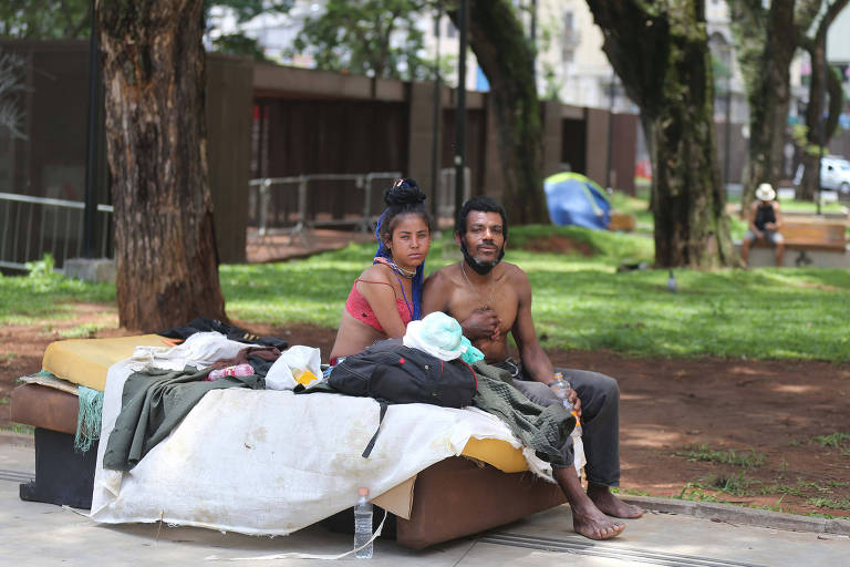 Fábio de Mello, 41, e Ângela Santos, 32. foram despejados da casa onde moravam no ano passado e passaram a viver nas ruas do centro de São Paulo
