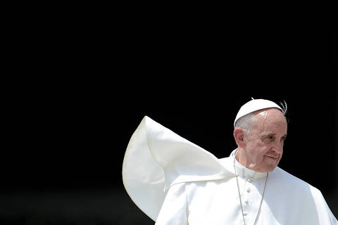 O Papa Francisco durante saída de audiência geral semanal na Praça de São Pedro, no Vaticano *** Pope Francis leaves after his weekly general audience in St. Peter's square at the Vatican on May 22, 2013.   AFP PHOTO / FILIPPO MONTEFORTE