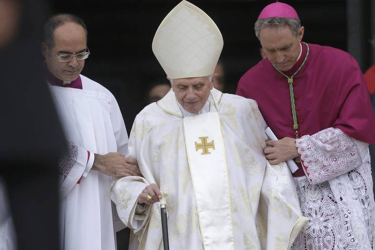 O papa emérito Bento 16 ao lado do arcebispo Georg Ganswein (dir.), durante cerimônia no Vaticano
