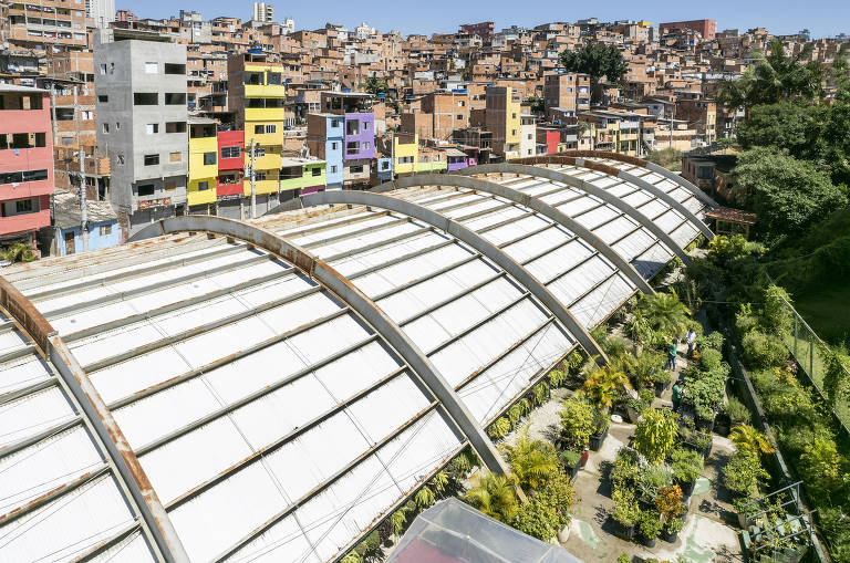 Vista aérea da horta vertical da favela de Paraisópolis, na zona sul de São Paulo, que fica ao lado de galpão; projeto foi idealizado pelo Instituto Stop Hunger 