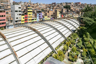 Projeto de hortas verticais: Vista da horta vertical da favela de  Paraisopolis que fica em area reduzida ao lado do galpao.  Projeto eh idealizado pelo Instituro Stop Hunger
