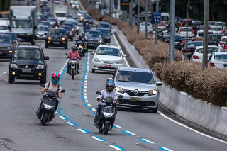 Motociclistas circulam pela nova Faixa Azul na av. 23 de Maio