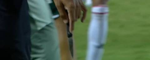 Árbitro exibe faca recolhida no gramado em partida São Paulo x Palmeiras da Copa São Paulo de juniores