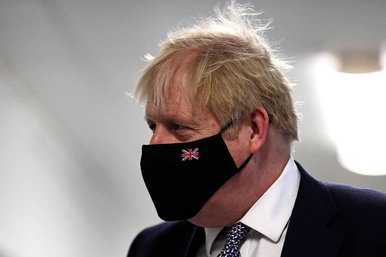 Premiê britânico, Boris Johnson, visita hospital no norte de Londres