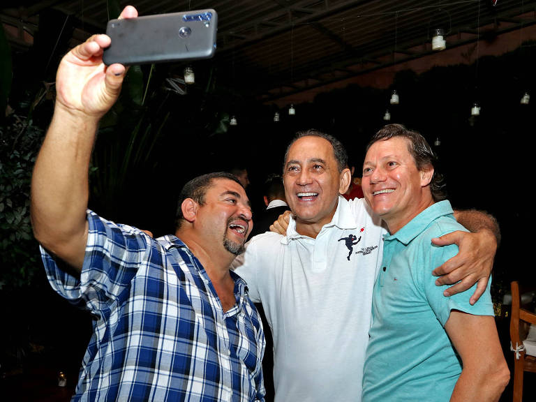 João Paulo Cunha tira selfie com simpatizantes
