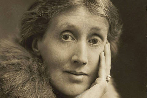Virginia Woolf com uma mão no rosto, por volta de 1927 