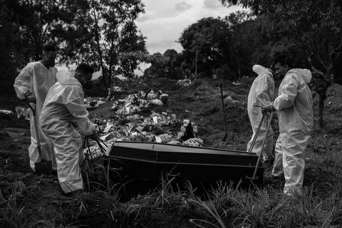 Brasil tem quase 200 mil casos de Covid em 24 h, o terceiro maior número da pandemia