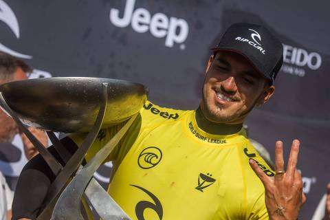 Brazilian surfer Gabriel Medina celebrates his third World Title after winning the men's Rip Curl World Surf League Final at Lower Trestles in San Clemente, California on September 14, 2021. - Carissa Moore, who won the first ever Olympic gold medal in women's surfing in Tokyo, wins her fifth world title and Gabriel Medina his third world title. (Photo by Apu GOMES / AFP)