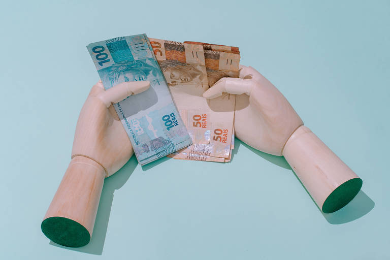 mão de cerâmica segura cédulas de dinheiro em um fundo azul