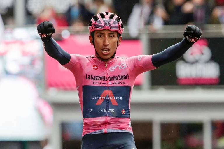 Egan Bernal celebra a vitória no Giro d'Italia, em 2021