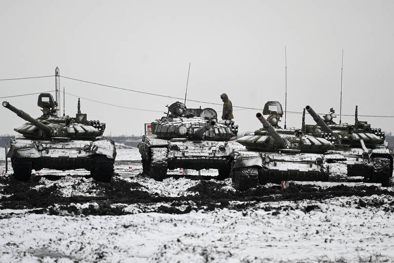 Tanques russos T-72B3 durante exercícios em Rostov, região próxima da Ucrânia