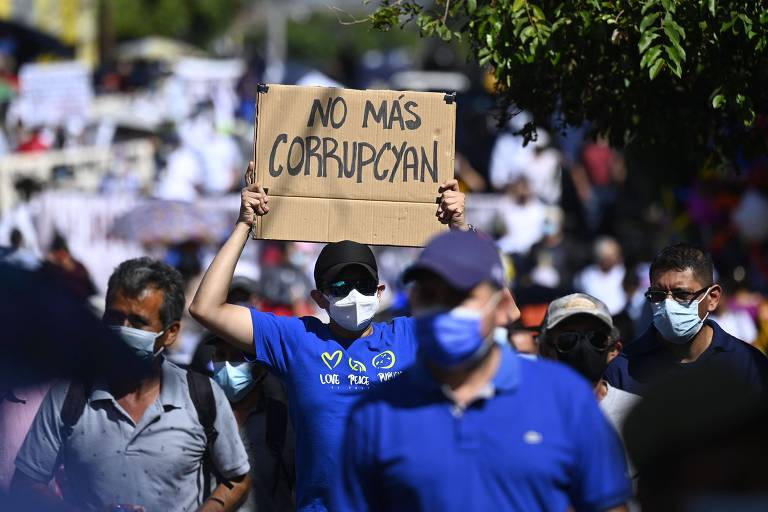 Manifestante protesta contra a corrupção durante ato contra o líder de El Salvador, Nayib Bukele, em San Salvador