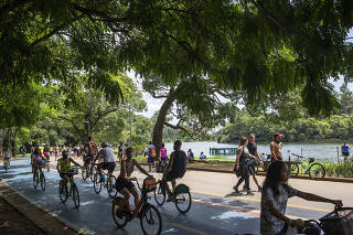 Moradores de São Paulo se exercitam no parque Ibirapuera