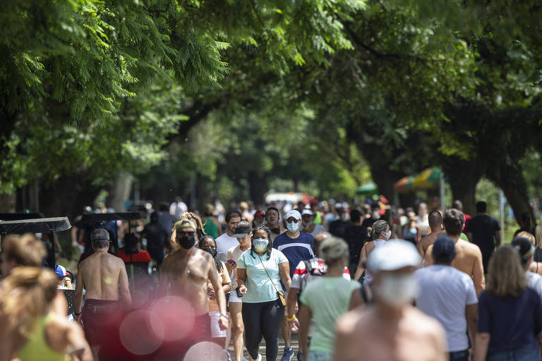 Imagem geral mostra concentração de visitantes no Parque Ibirapuera 