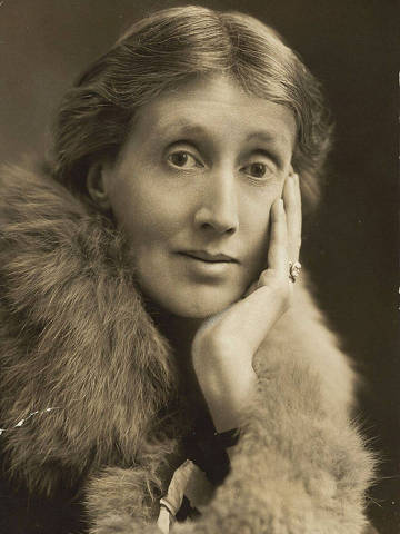 Virginia Woolf com uma mão no rosto, por volta de 1927 