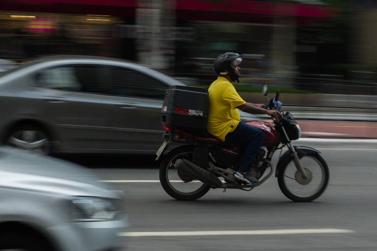 Motociclista trafega pela avenida Paulista (região central de São Paulo)