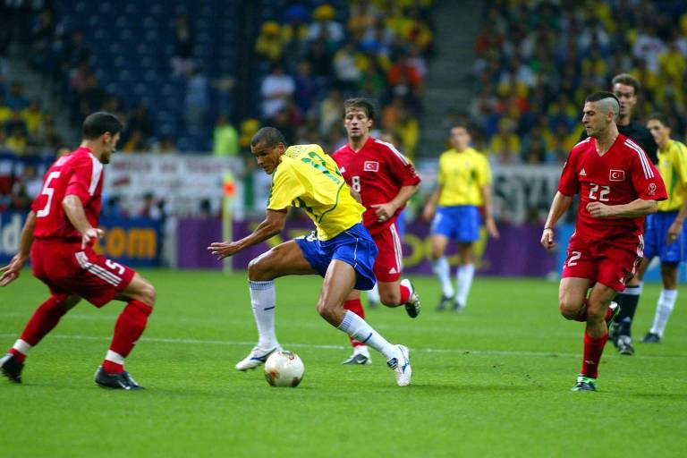 Rivaldo tenta escapar da marcação dos turcos, na semifinal da Copa do Mundo de 2002