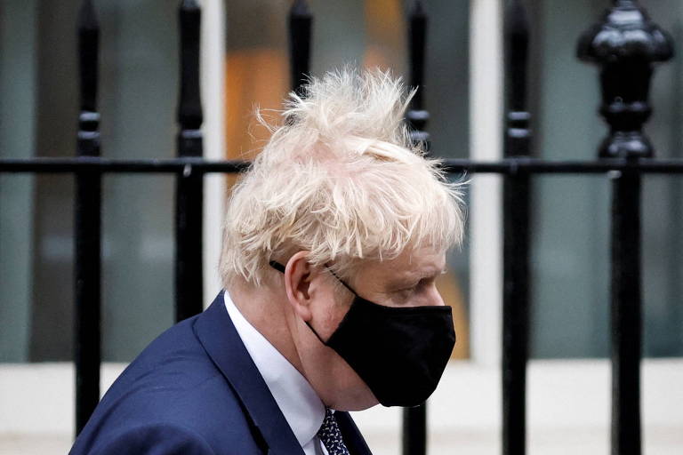O premiê britânico, Boris Johnson, em frente à residência oficial na Downing Street, em Londres