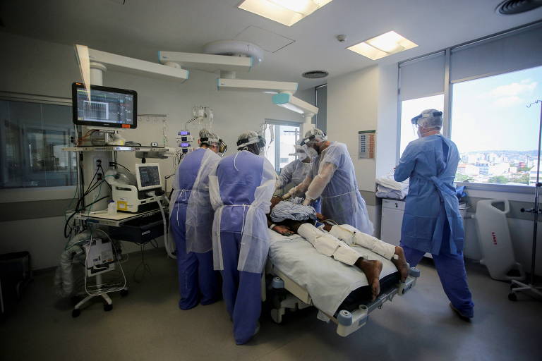 Médicos cuidam de paciente com Covid-19 no Hospital das Clínicas