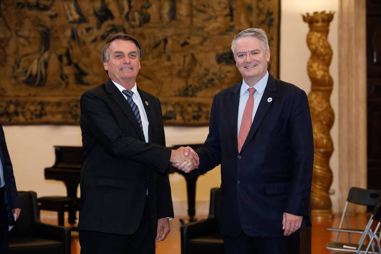O presidente Jair Bolsonaro posa para foto após reunião com o secretário-geral da Organização para a Cooperação e o Desenvolvimento Econômico (OCDE), Mathias Cormann. 