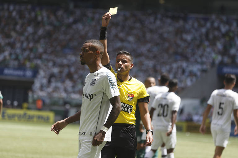 Gustavo Holanda mostra cartão amarelo para jogador do Santos durante a final da Copa São Paulo