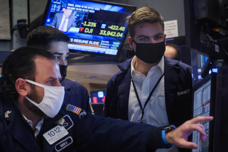 Operadores observam flutuação de índices em monitor na Bolsa de Valores de Nova York (EUA) nesta terça (25)