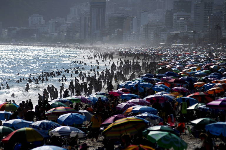Eduardo Paes proíbe caixa de som em praias e parques do Rio