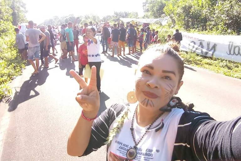Milena Mura, liderança do povo Mura (Amazonas), em primeiro plano, durante manifestação indígena