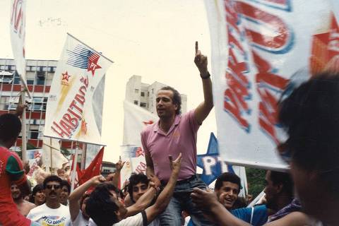 Celso Daniel, prefeito de Santo André (SP) assassinado em 2002, durante comício em fotografia reproduzida na série documental 'O Caso Celso Daniel', produzido pelo Globoplay