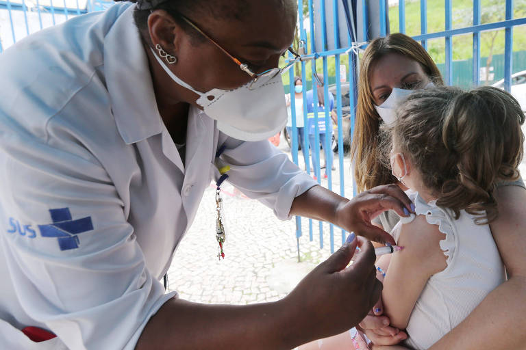 No primeiro dia de imunização de crianças sem comorbidades na capital paulista, profissionais da saúde vacinam inúmeros pacientes