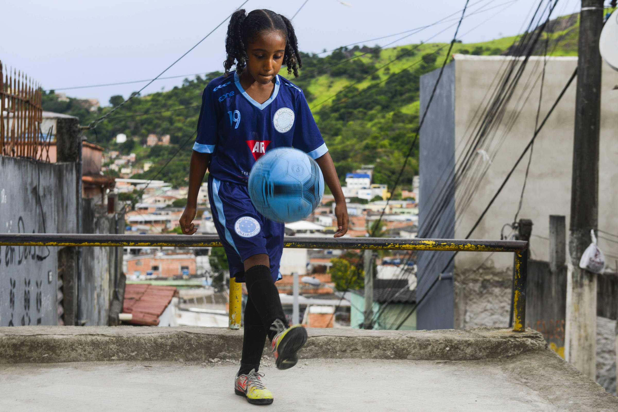 Meninos crianças jogando futebol, esporte, jogo, conjunto de