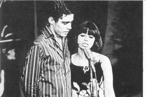 Nara Leão canta 'Para Ver a Banda Passar' com Chico Buarque em fotografia de 1967 reproduzida na biografia 'Ninguém Pode com Nara Leão', de Tom Cardoso