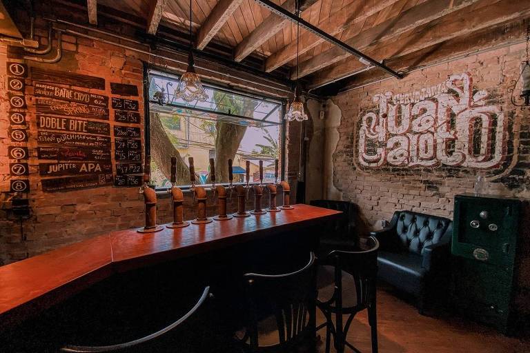 Ambiente do bar Esconderijo, da cervejaria Juan Caloto