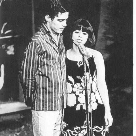 Nara Leão canta 'Para Ver a Banda Passar' com Chico Buarque em fotografia de 1967 reproduzida na biografia 'Ninguém Pode com Nara Leão', de Tom Cardoso