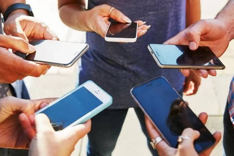 Um estudo sugere que passamos quase cinco horas por dia no celular