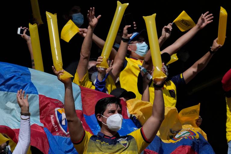 Torcedores do Equador fazem festa no duelo com a Venezuela, em Quito, pelas Eliminatórias