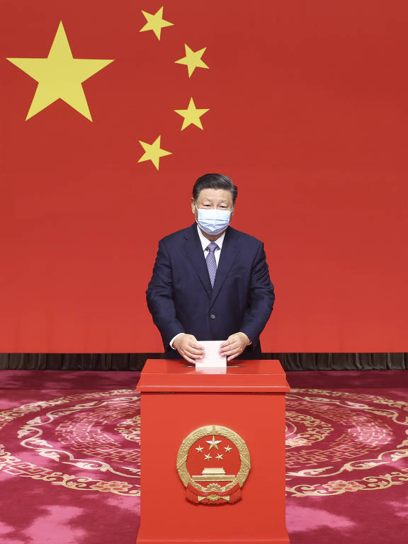 O presidente da China, Xi Jinping, deposita voto em urna em Zhongnanhai (Pequim)