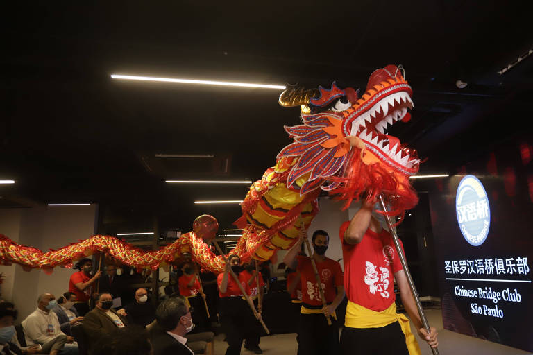 Artistas se apresentam na cerimônia de inauguração, em São Paulo, do Chinese Bridge Club, destinado a promover a cultura chinesa no Brasil
