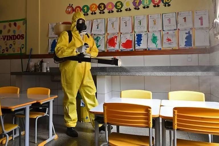 Homem pulveriza sala de aula