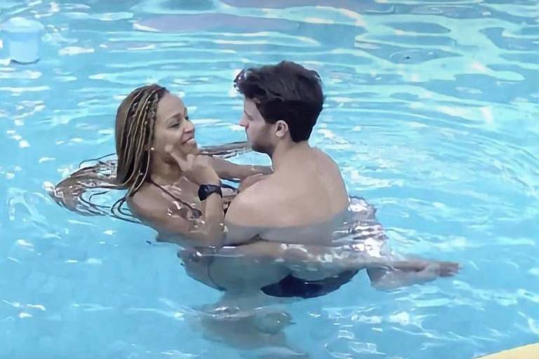 Lucas e Natália juntos na piscina