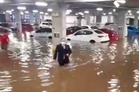 Temporal inunda estacionamento de shopping em Porto Alegre