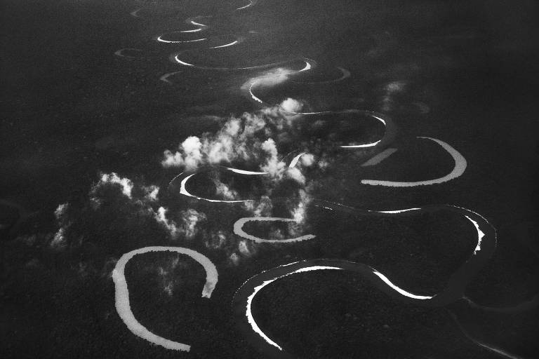 Imagem aérea de rio serpenteado, em preto e branco