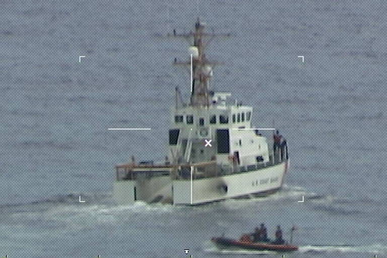 Equipe da Guarda Costeira busca 39 pessoas dadas como desaparecidas depois que um barco virou no Oceano, na costa de Fort Pierce Inlet, na Flórida